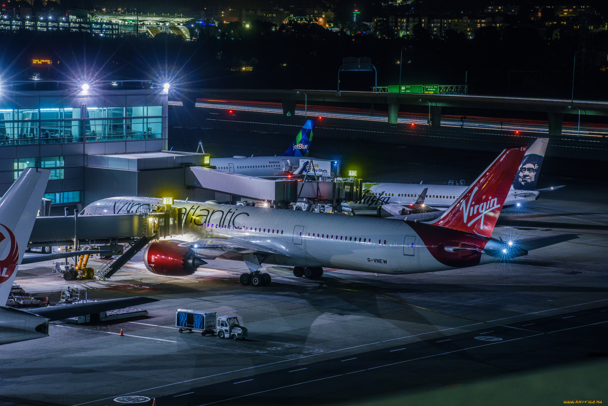 777 сан франциско. Самолет и аэропорт. Ночной аэропорт. Самолет фото. Самолеты в ночном аэропорту.